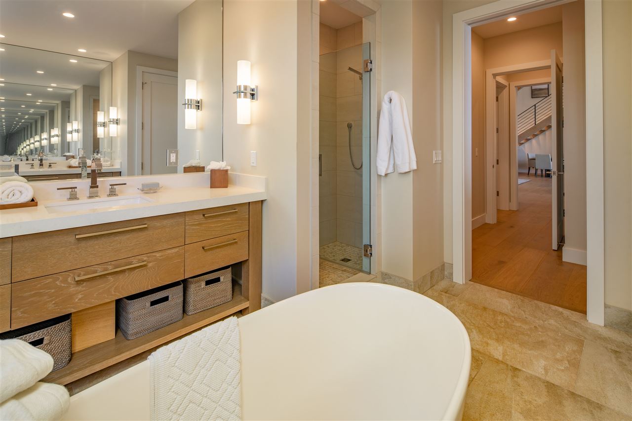 40 Hale Pili Way, Unit 15 Haiku, HI 96708 - Photo 19 of 27 a spacious bathroom with a sink and a mirror