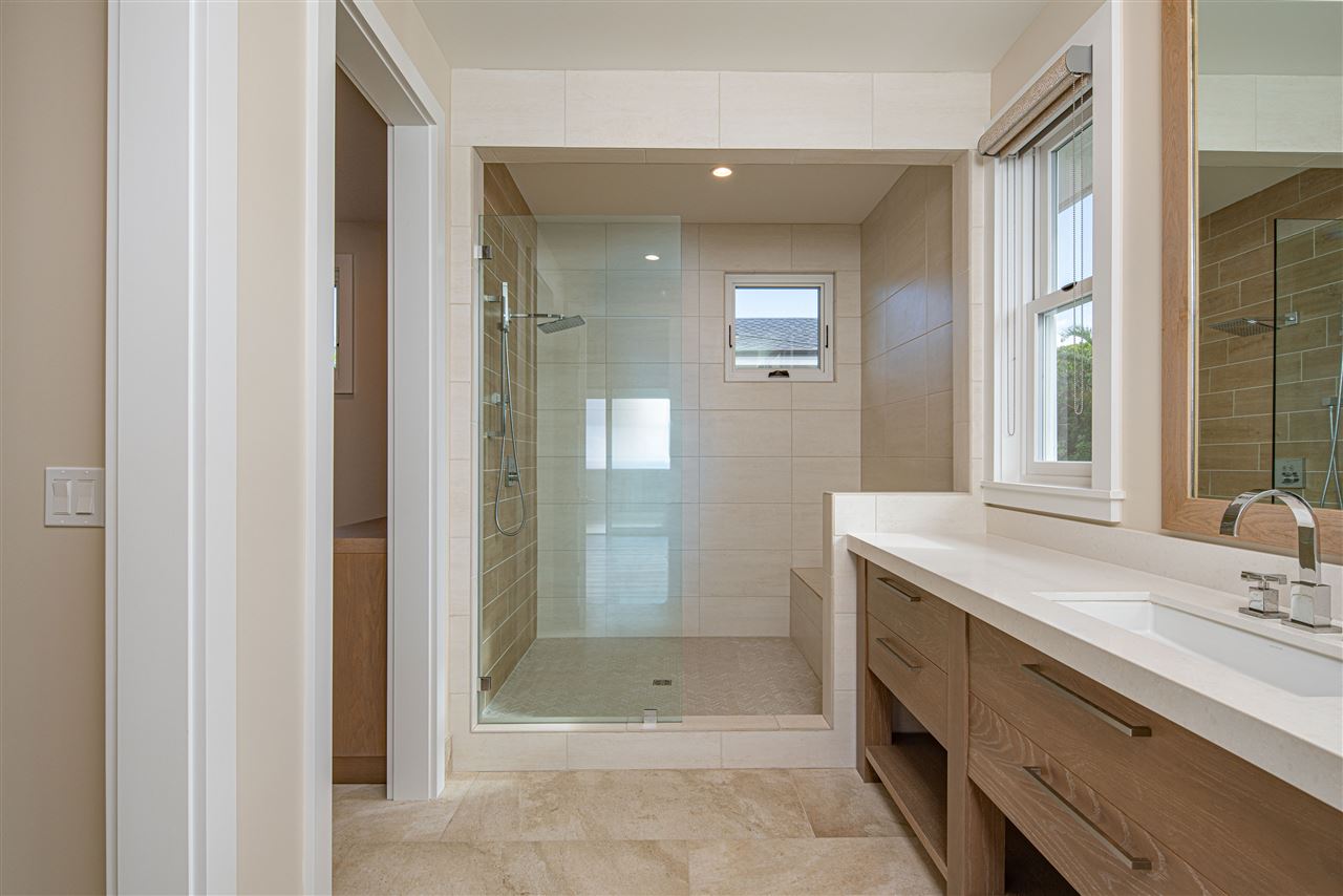 40 Hale Pili Way, Unit 15 Haiku, HI 96708 - Photo 22 of 27 a bathroom with a shower sink and mirror