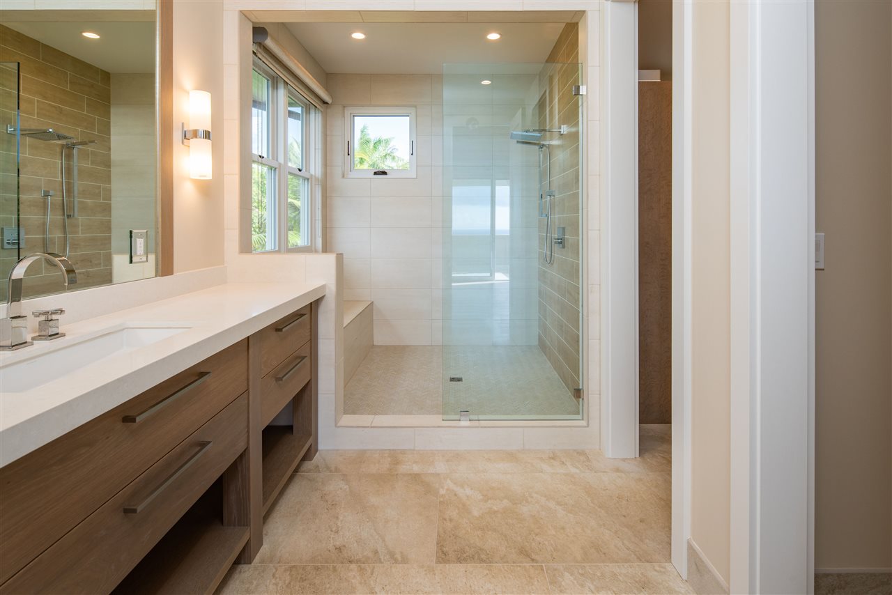 40 Hale Pili Way, Unit 15 Haiku, HI 96708 - Photo 23 of 27 a bathroom with a shower sink and mirror