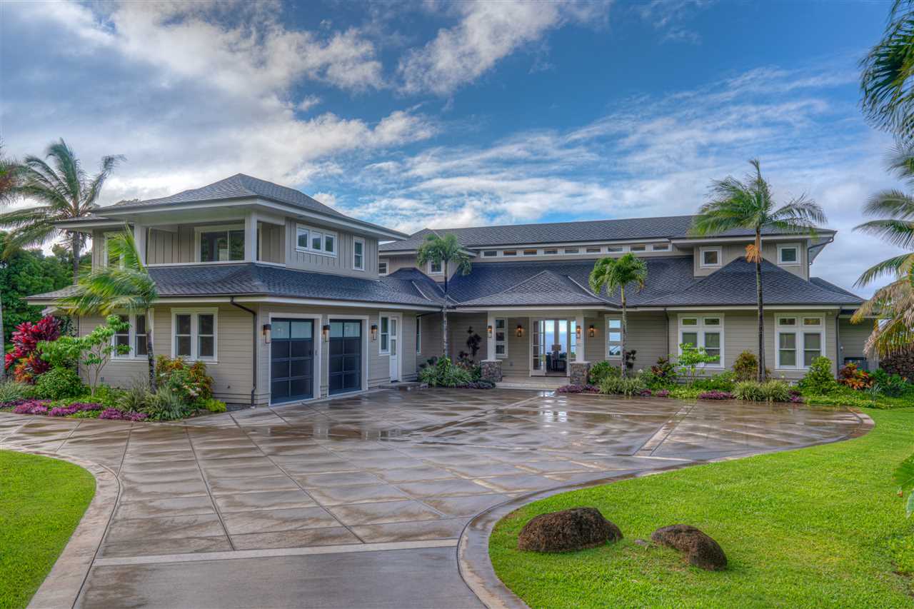 40 Hale Pili Way, Unit 15 Haiku, HI 96708 - Photo 4 of 27 a front view of a house with garden