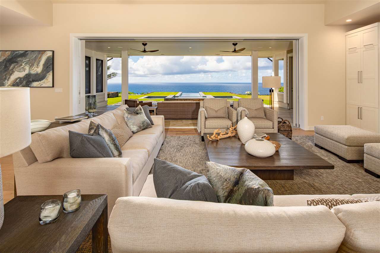 40 Hale Pili Way, Unit 15 Haiku, HI 96708 - Photo 6 of 27 a living room with furniture and window