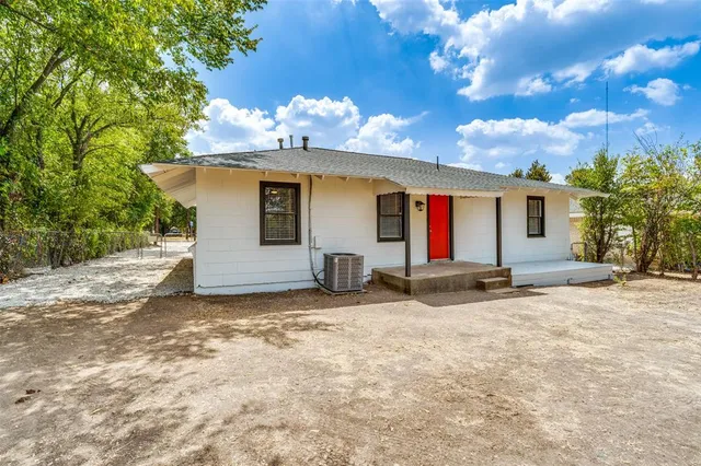 a view of a house with basketball court