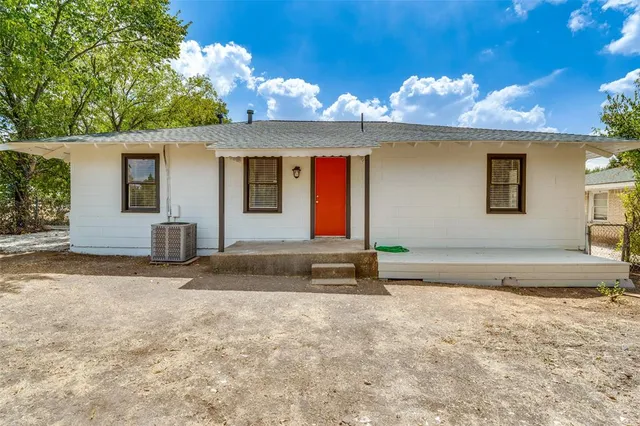 a view of a house with a yard and garage