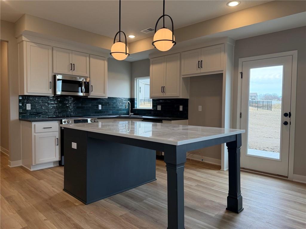 1504 Southwest Arborpark Terrace Lee's Summit, MO 64082 - Photo 2 of 23