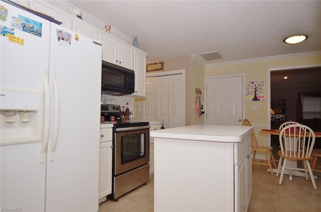3338 Timberwolf Avenue High Point, NC 27265 - Photo 13 of 30 Kitchen