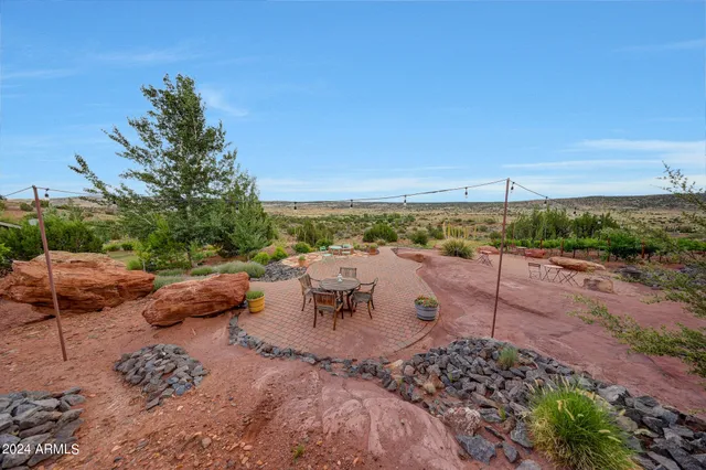 a view of a yard with a tree