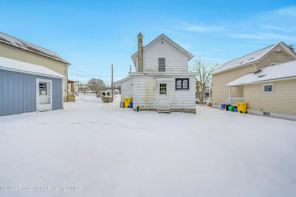 a view of back yard of the house