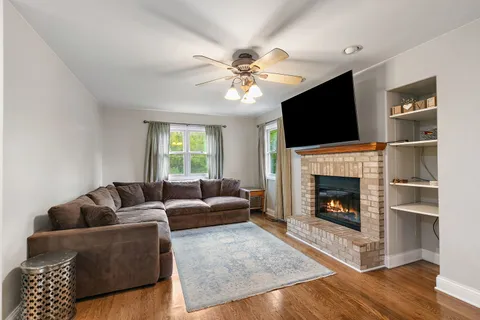 $369,900 | 811 Carol Avenue South, McHenry, IL 60050