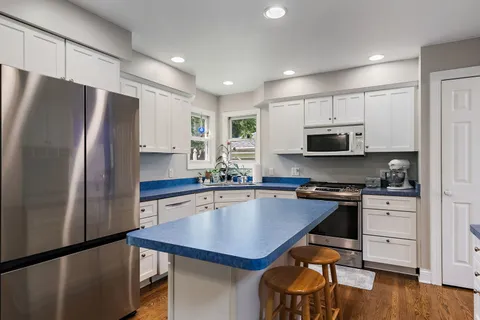 $369,900 | 811 Carol Avenue South, McHenry, IL 60050