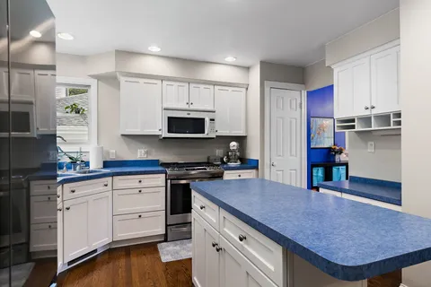 $369,900 | 811 Carol Avenue South, McHenry, IL 60050