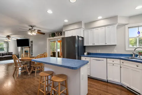 $369,900 | 811 Carol Avenue South, McHenry, IL 60050