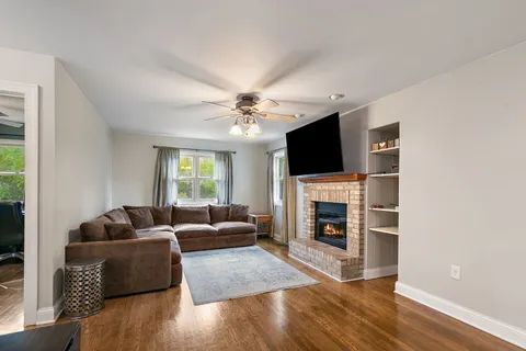 $369,900 | 811 Carol Avenue South, McHenry, IL 60050