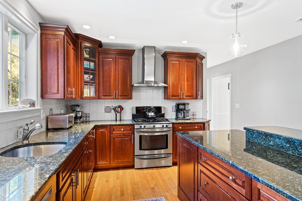 34 Puritan Road Reading, MA 01867 - Photo 8 of 42