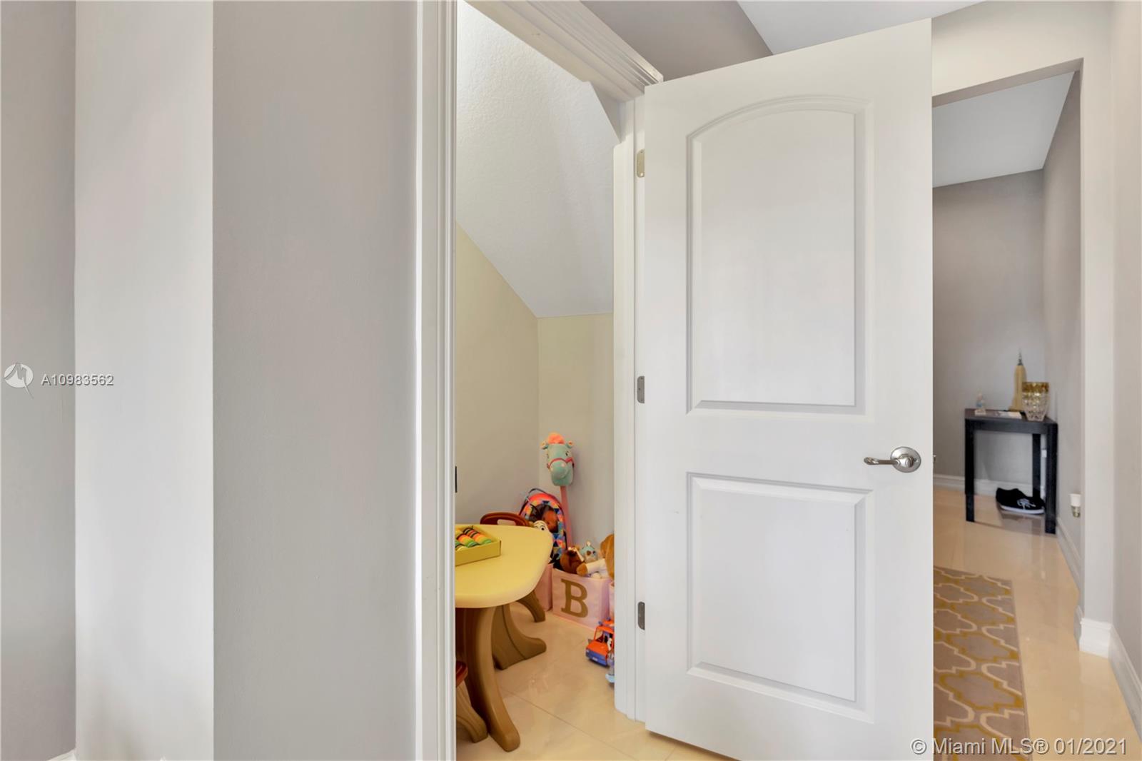 9932 Brickhill Drive Boca Raton, FL 33428 - Photo 8 of 34 Gallery Image 8