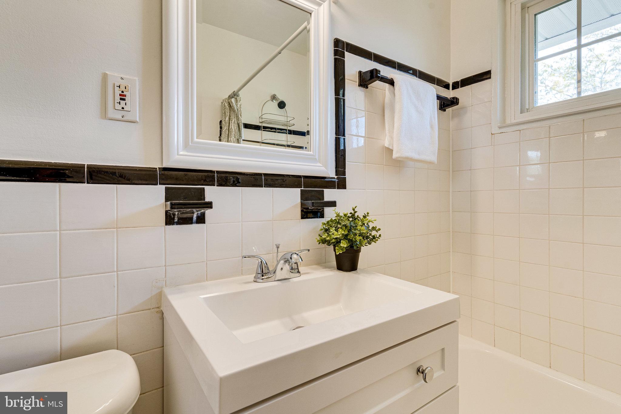 5306 Pooks Hill Road, Unit 30653 Bethesda, MD 20814 - Photo 18 of 24 Main Bathroom