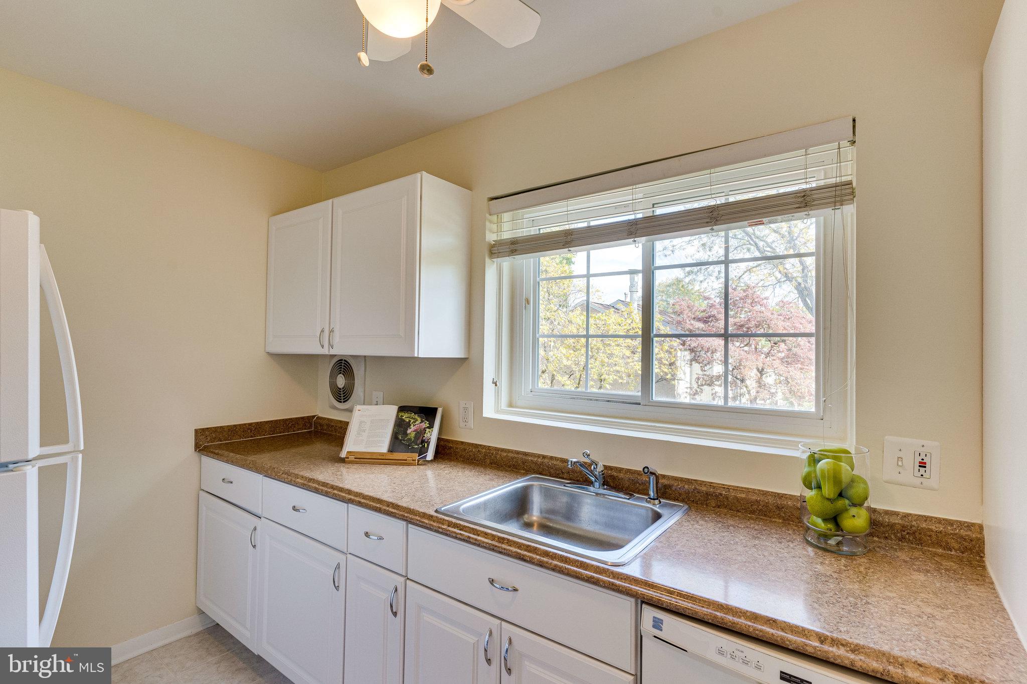 5306 Pooks Hill Road, Unit 30653 Bethesda, MD 20814 - Photo 8 of 24 Kitchen