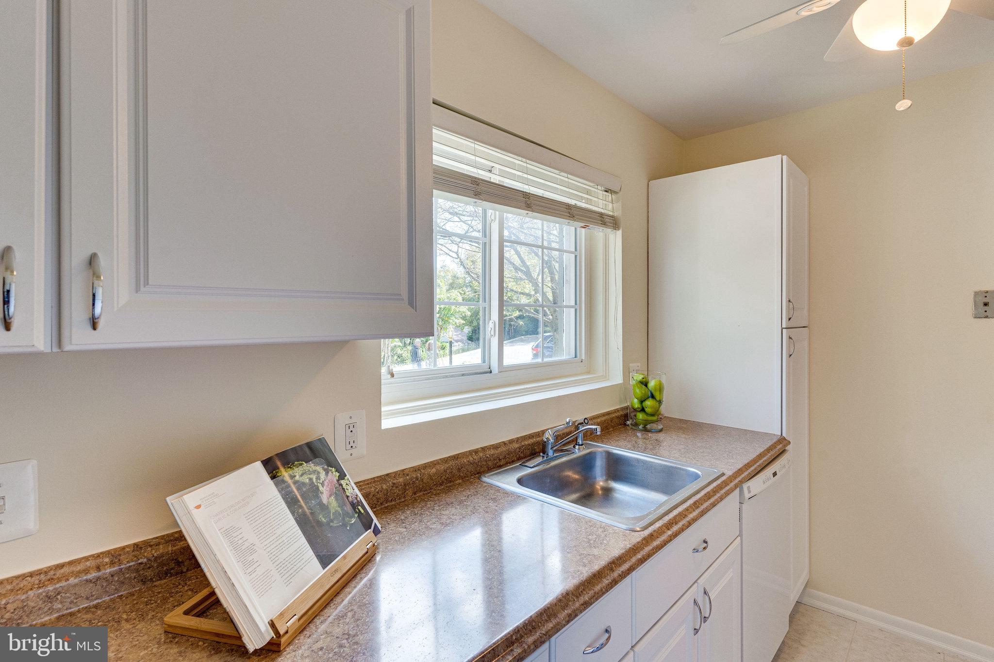 5306 Pooks Hill Road, Unit 30653 Bethesda, MD 20814 - Photo 10 of 24 Kitchen