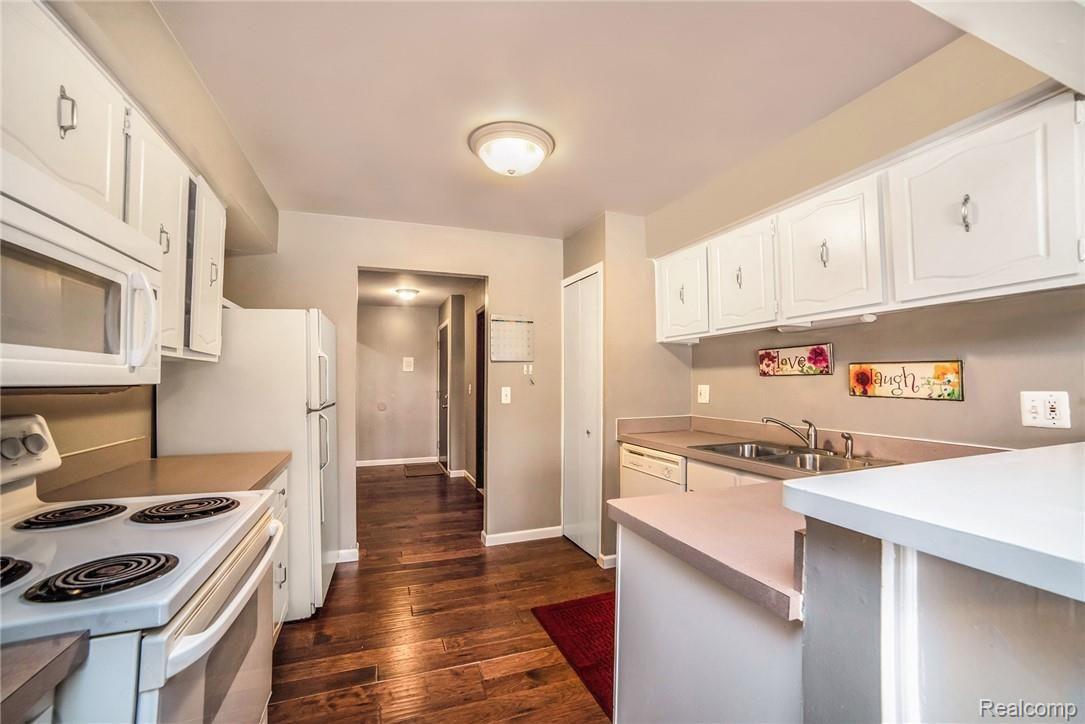 1693 Riverside Drive, Unit 62 Rochester, MI 48309 - Photo 5 of 23 Spacious & bright kitchen