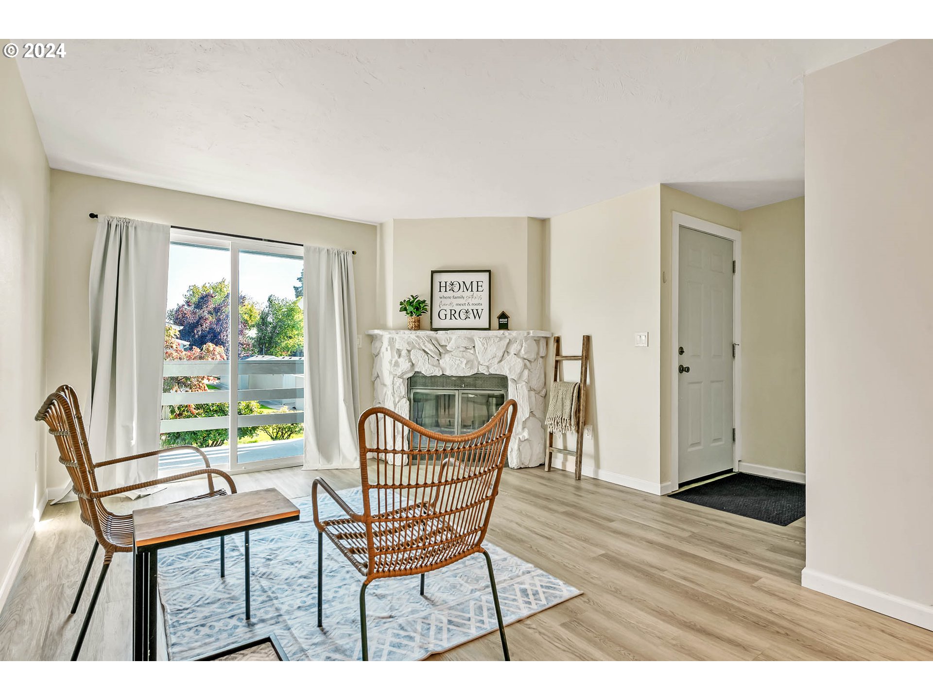 650 Harlow Road, Unit 254 Springfield, OR 97477 - Photo 3 of 27 Living Room