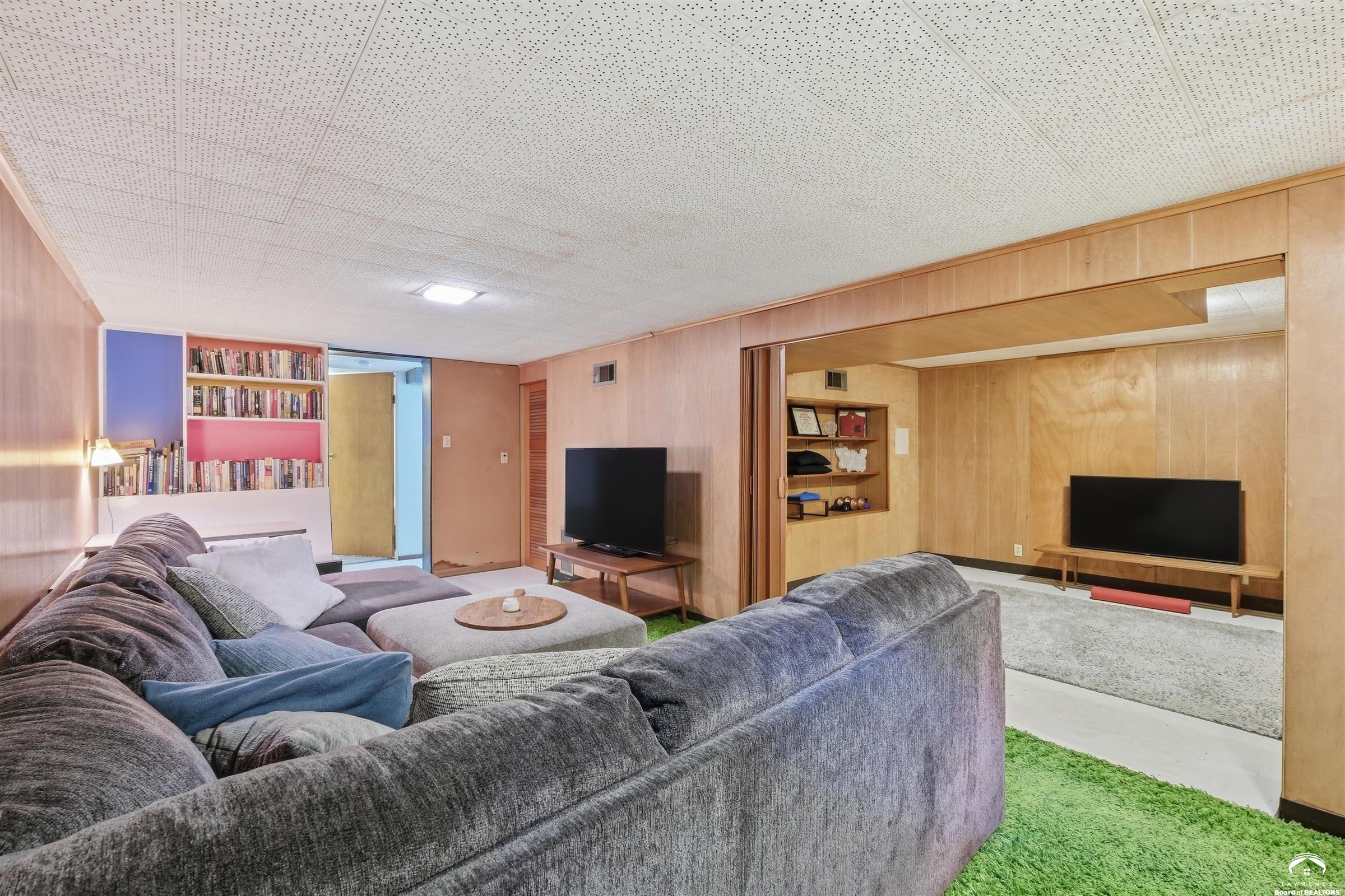 1506 University Drive Lawrence, KS 66044 - Photo 39 of 56
