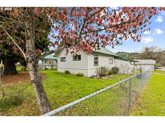 $265,000 | 331 Northeast Laurel Avenue, Myrtle Creek, OR 97457