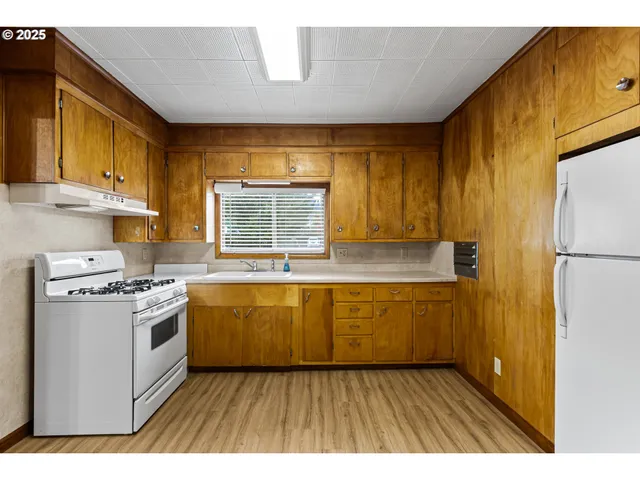 $265,000 | 331 Northeast Laurel Avenue, Myrtle Creek, OR 97457