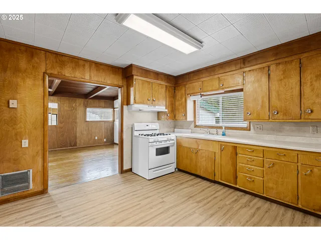 $265,000 | 331 Northeast Laurel Avenue, Myrtle Creek, OR 97457