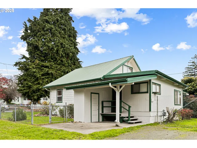 $265,000 | 331 Northeast Laurel Avenue, Myrtle Creek, OR 97457