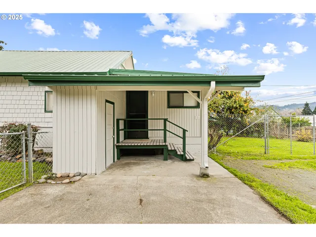 $265,000 | 331 Northeast Laurel Avenue, Myrtle Creek, OR 97457