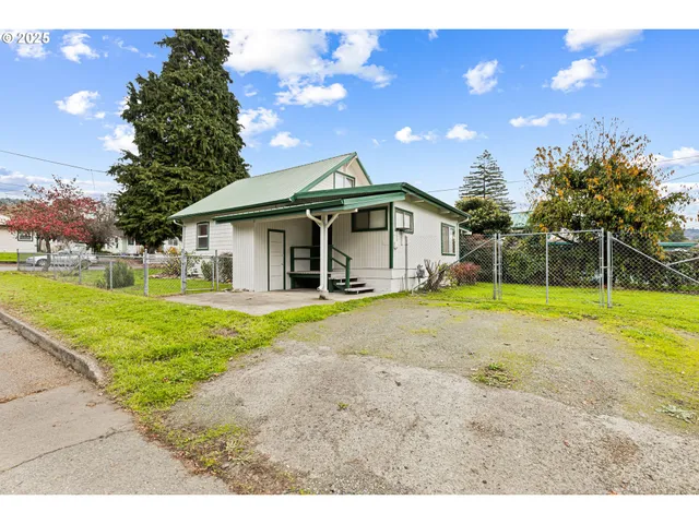 $265,000 | 331 Northeast Laurel Avenue, Myrtle Creek, OR 97457
