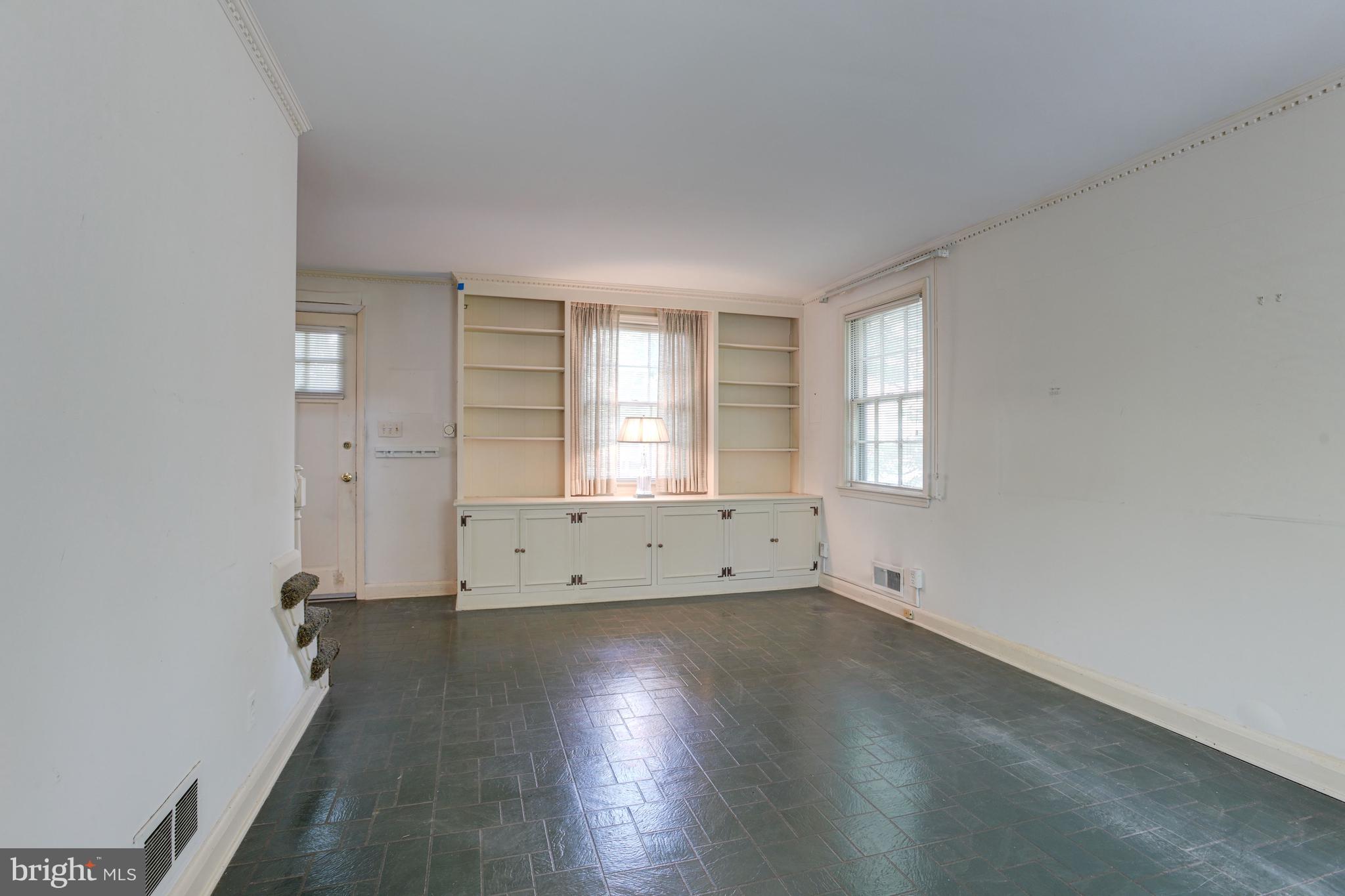 6950 Deerfield Road Pikesville, MD 21208 - Photo 11 of 50 Living Room