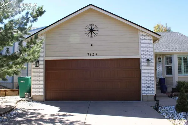 a view of a house with backyard