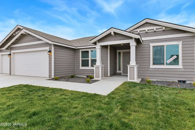 a view of front of a house with a yard
