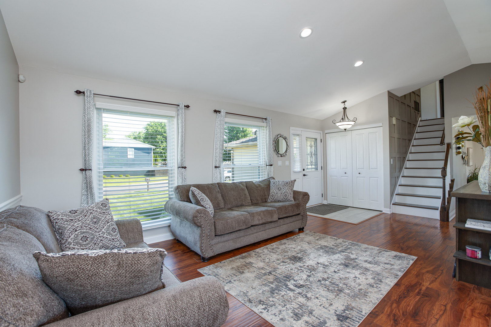 328 Springbrook Lane Carol Stream, IL 60188 - Photo 5 of 23 Gallery Image 5
