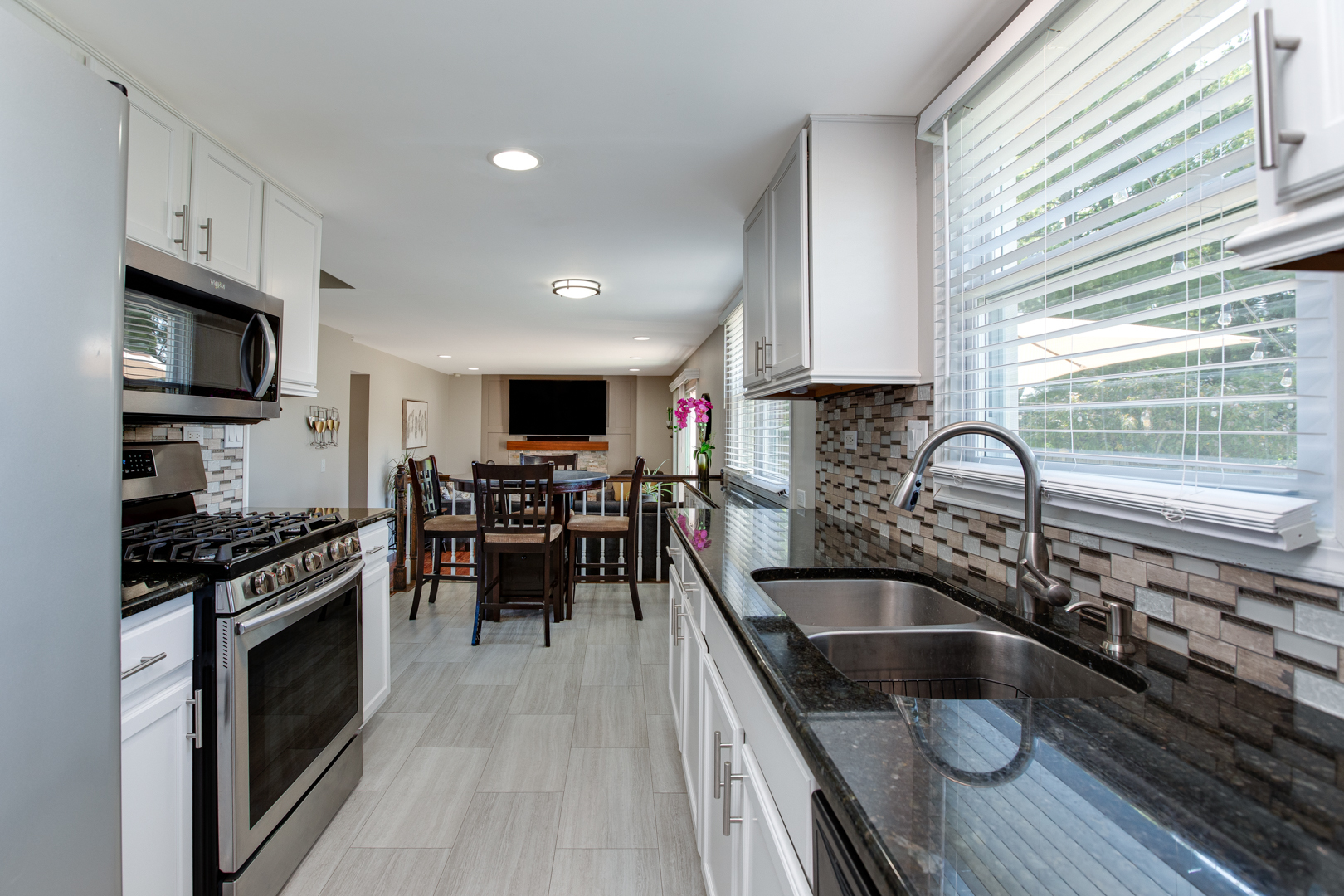 328 Springbrook Lane Carol Stream, IL 60188 - Photo 9 of 23 Gallery Image 9