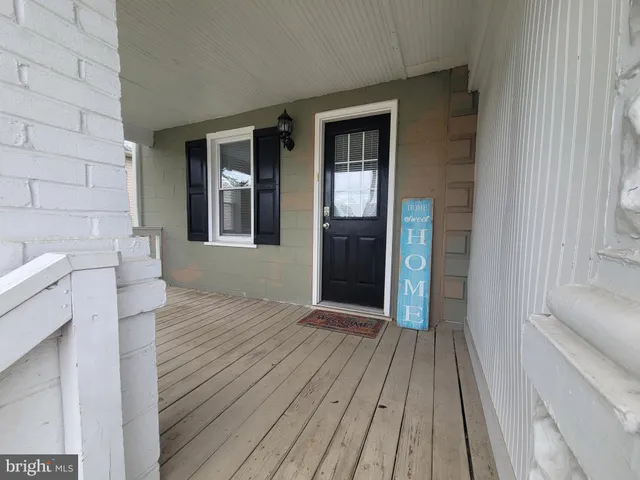 a view of an entryway of the house