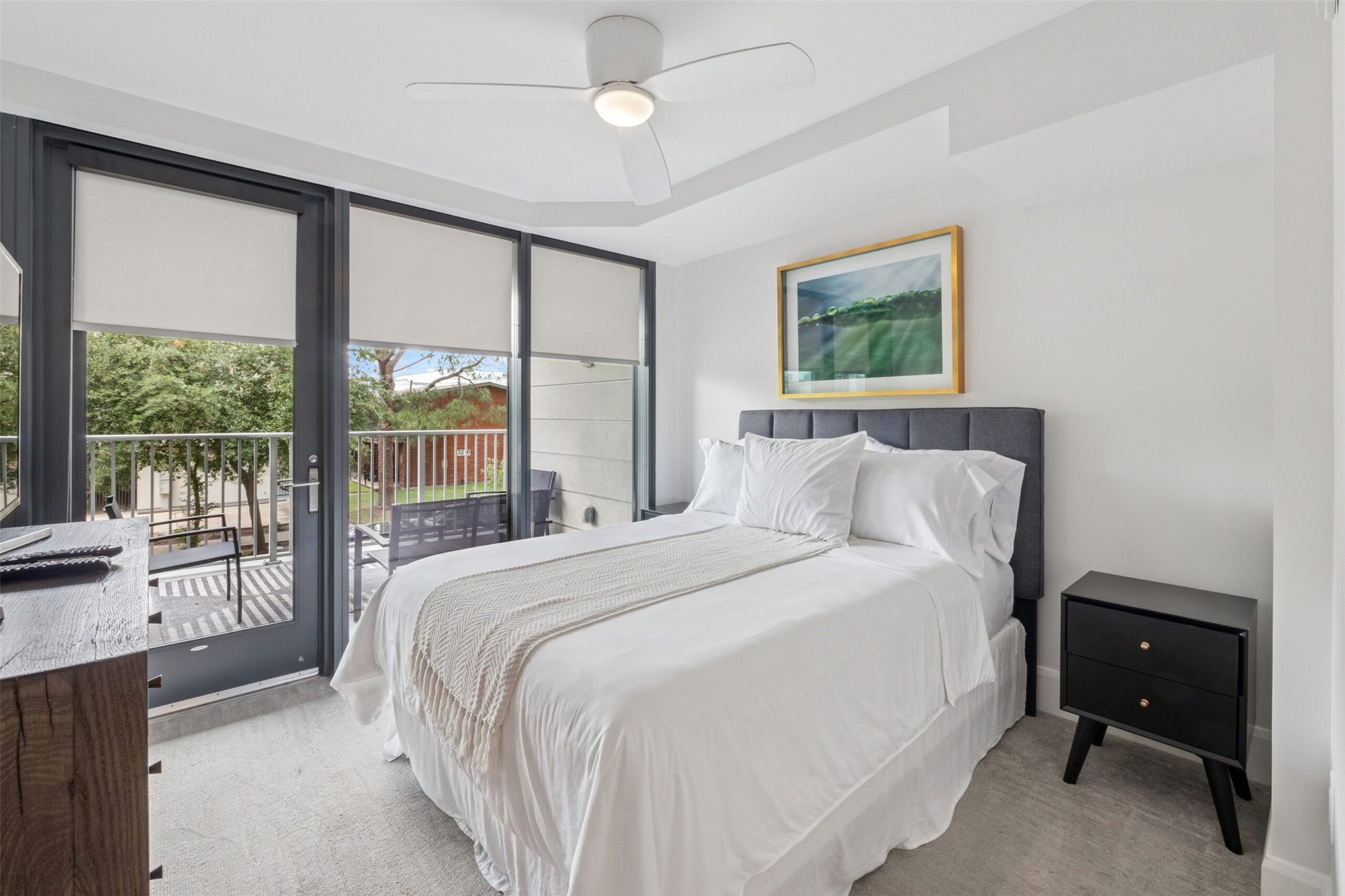 3333 Lake Street, Unit TH5 Houston, TX 77098 - Photo 20 of 50 a bedroom with a large bed and a window