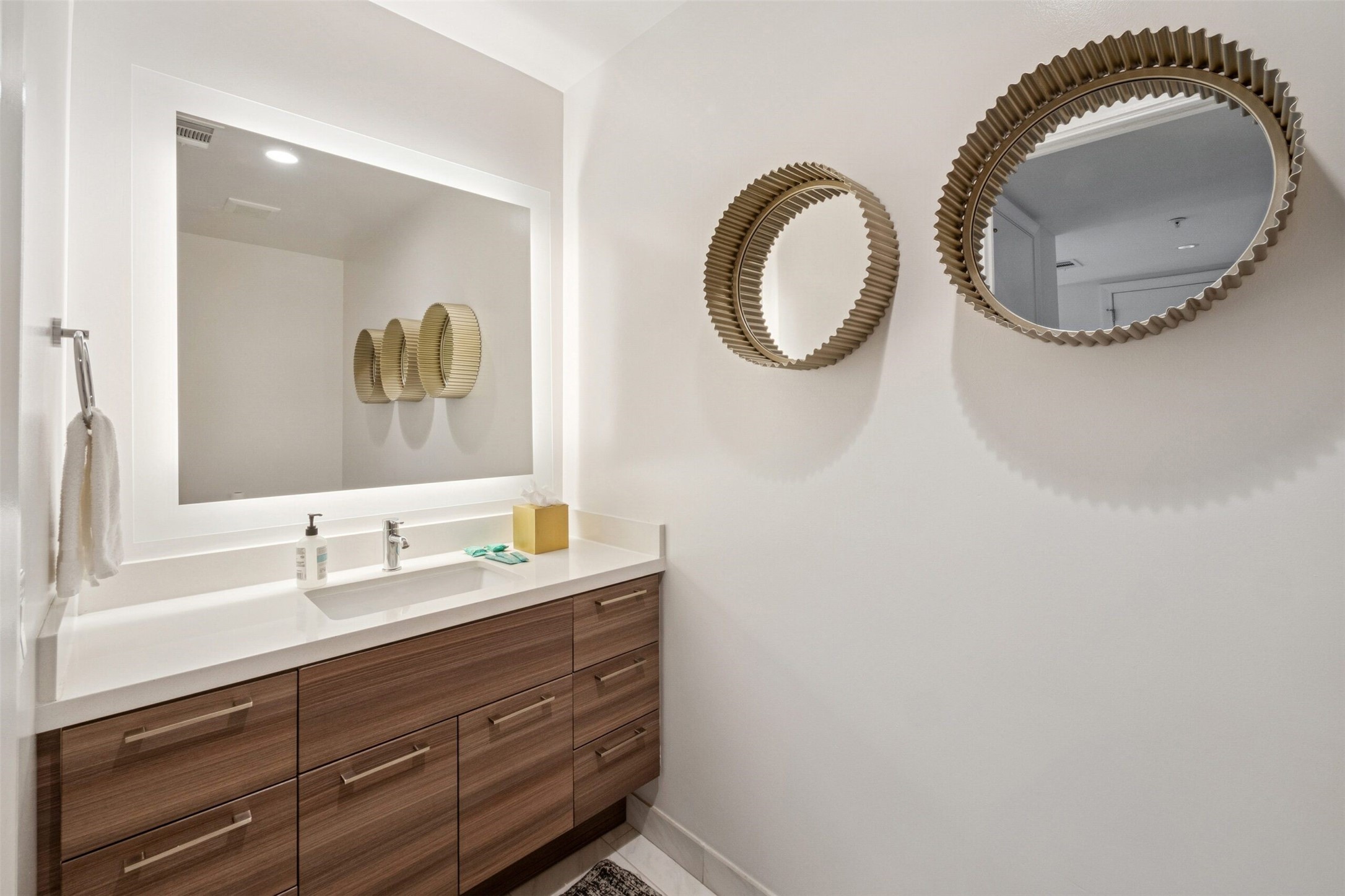3333 Lake Street, Unit TH5 Houston, TX 77098 - Photo 24 of 50 a bathroom with a sink and a mirror