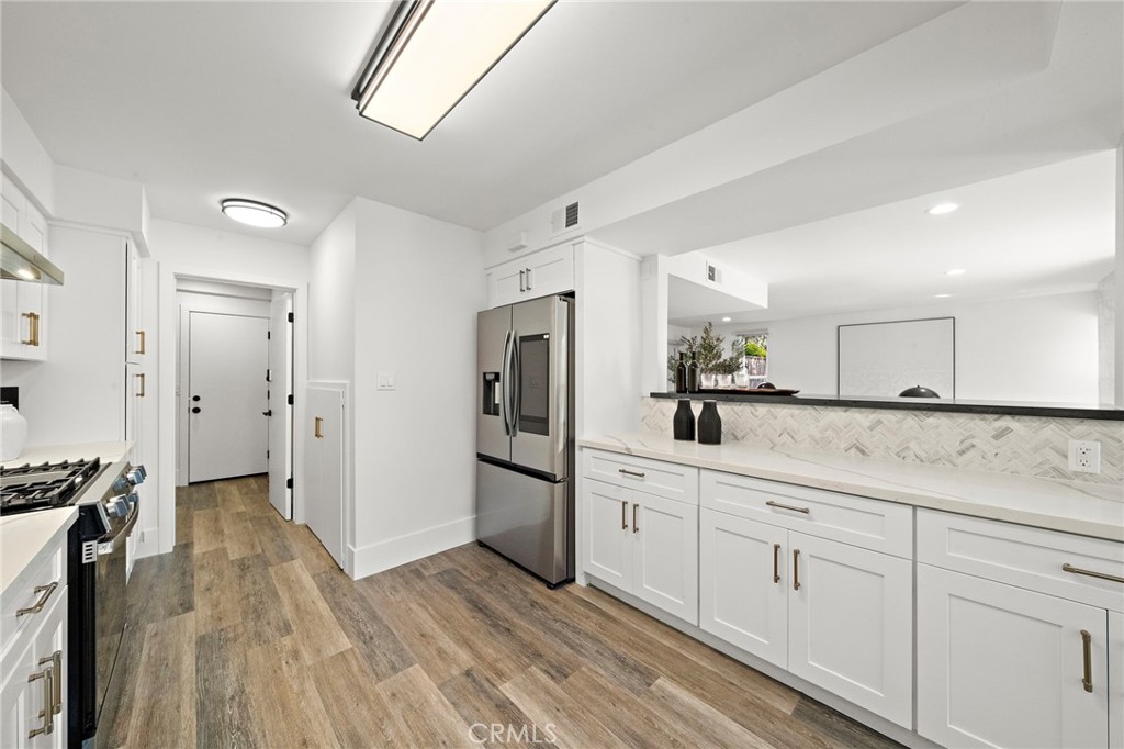 33 Seton Road Irvine, CA 92612 - Photo 15 of 40 Kitchen with upgraded appliances