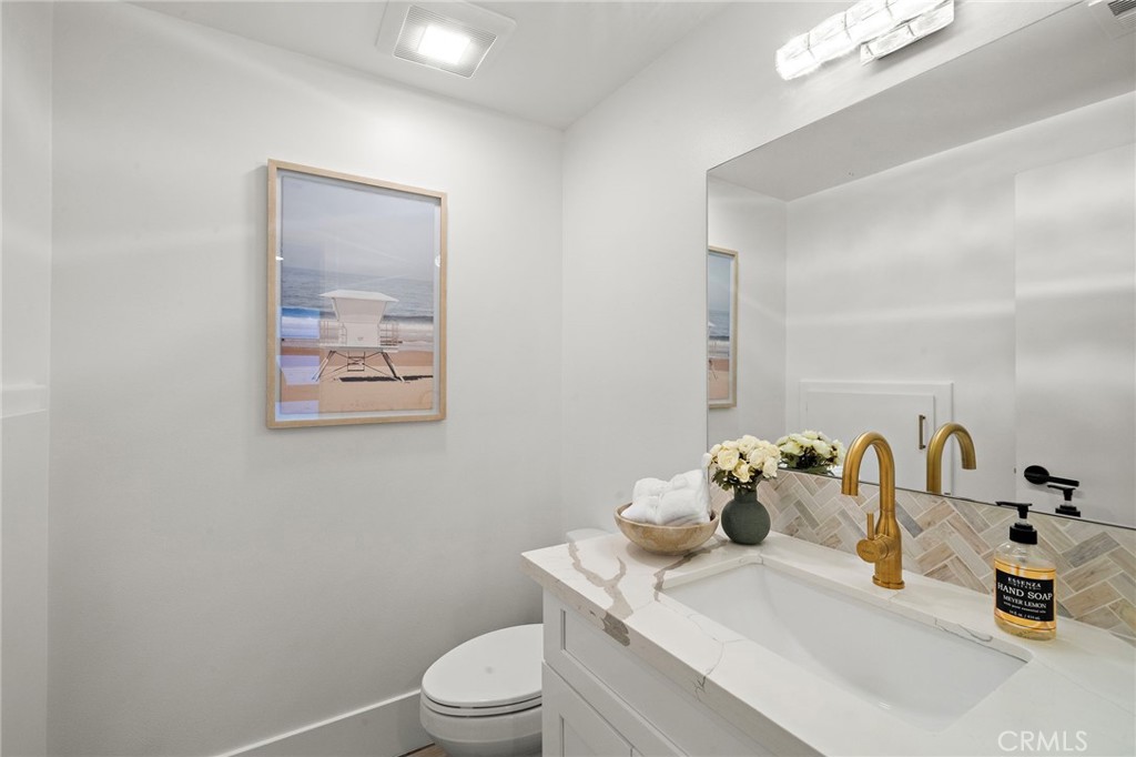33 Seton Road Irvine, CA 92612 - Photo 17 of 40 Powder room