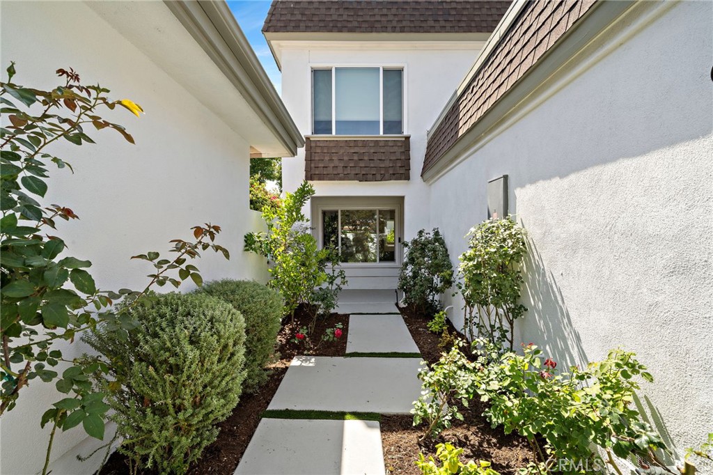33 Seton Road Irvine, CA 92612 - Photo 3 of 40 Entry path