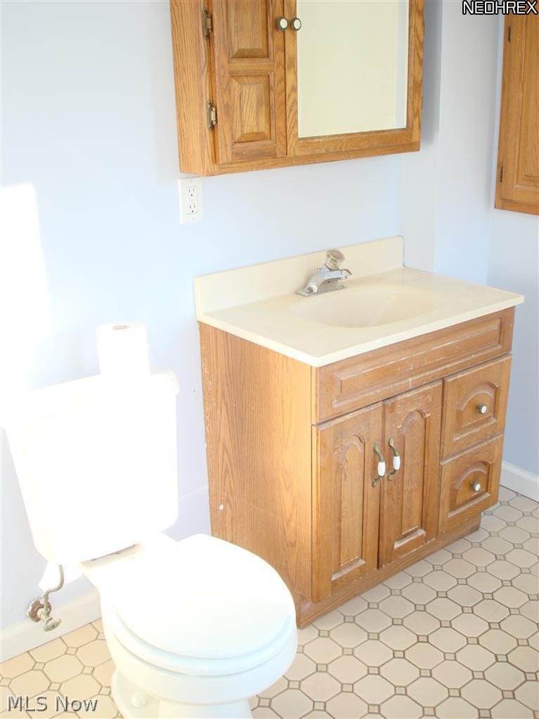 1674 Sunview Road Lyndhurst, OH 44124 - Photo 18 of 23 Main bathroom upstairs