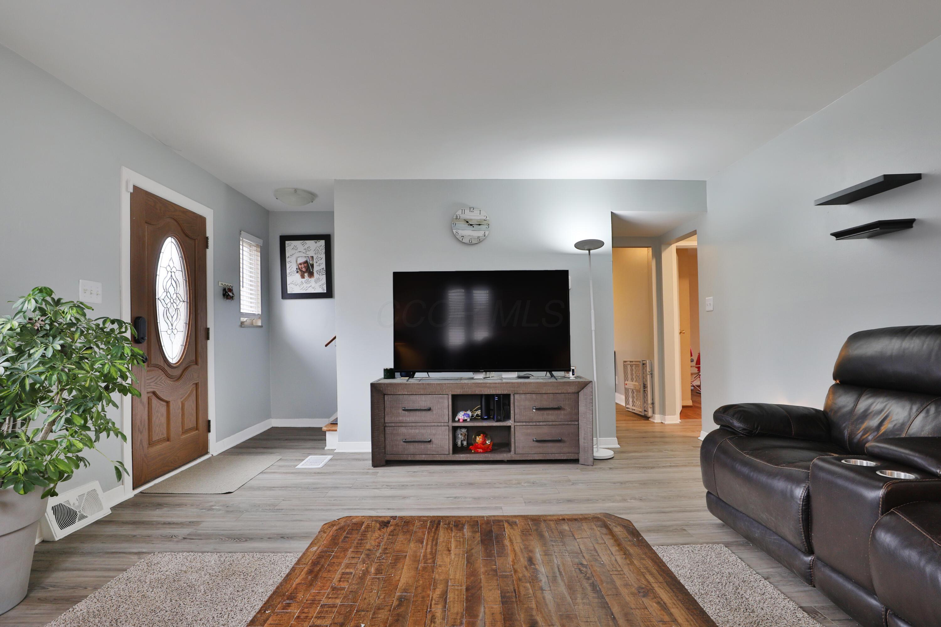 404 Old Village Road Columbus, OH 43228 - Photo 9 of 43 Living Roomm
