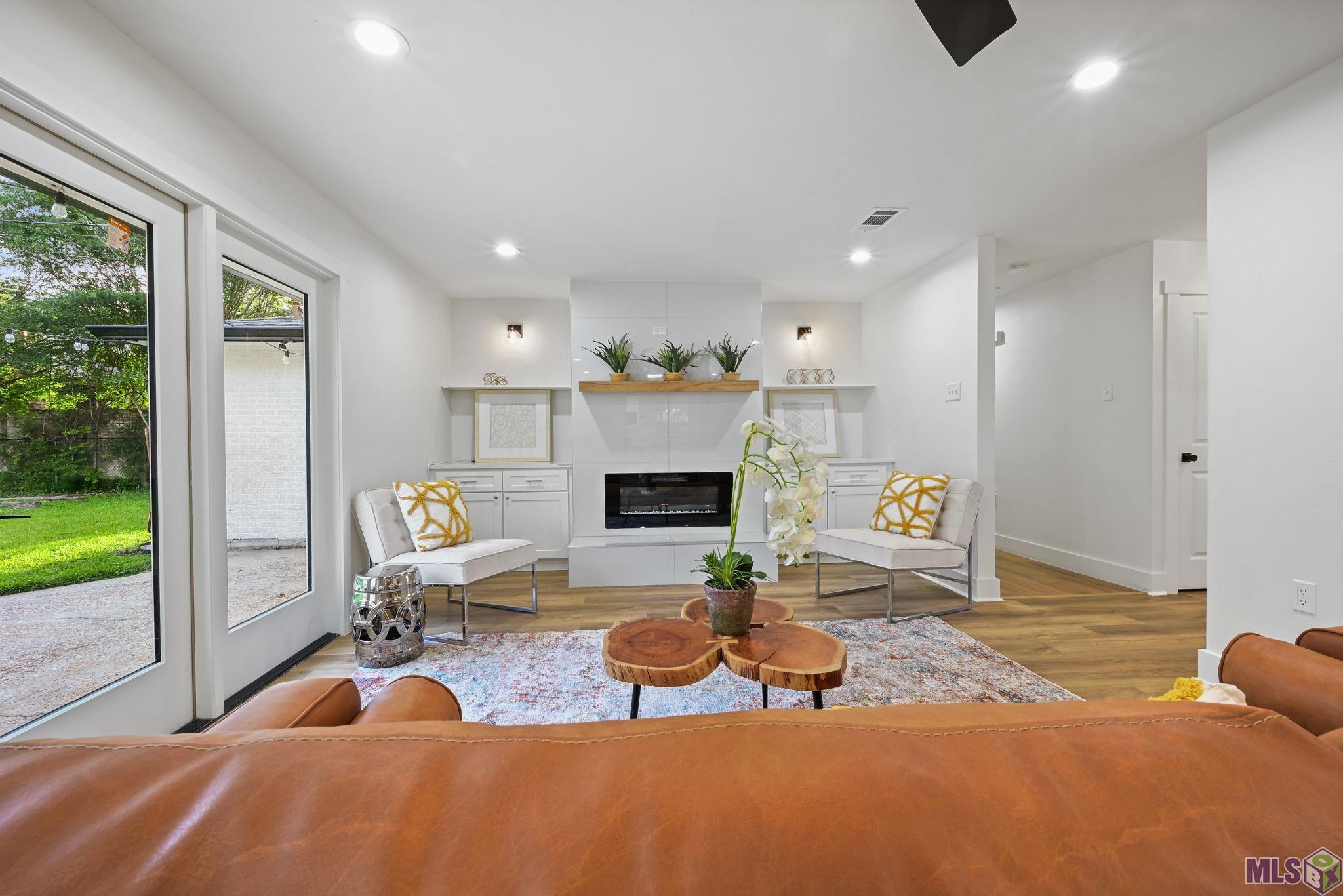 7035 Government Street Baton Rouge, LA 70806 - Photo 6 of 31 Living Room