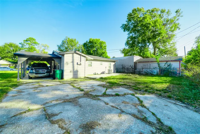 a view of a house with backyard and a garden