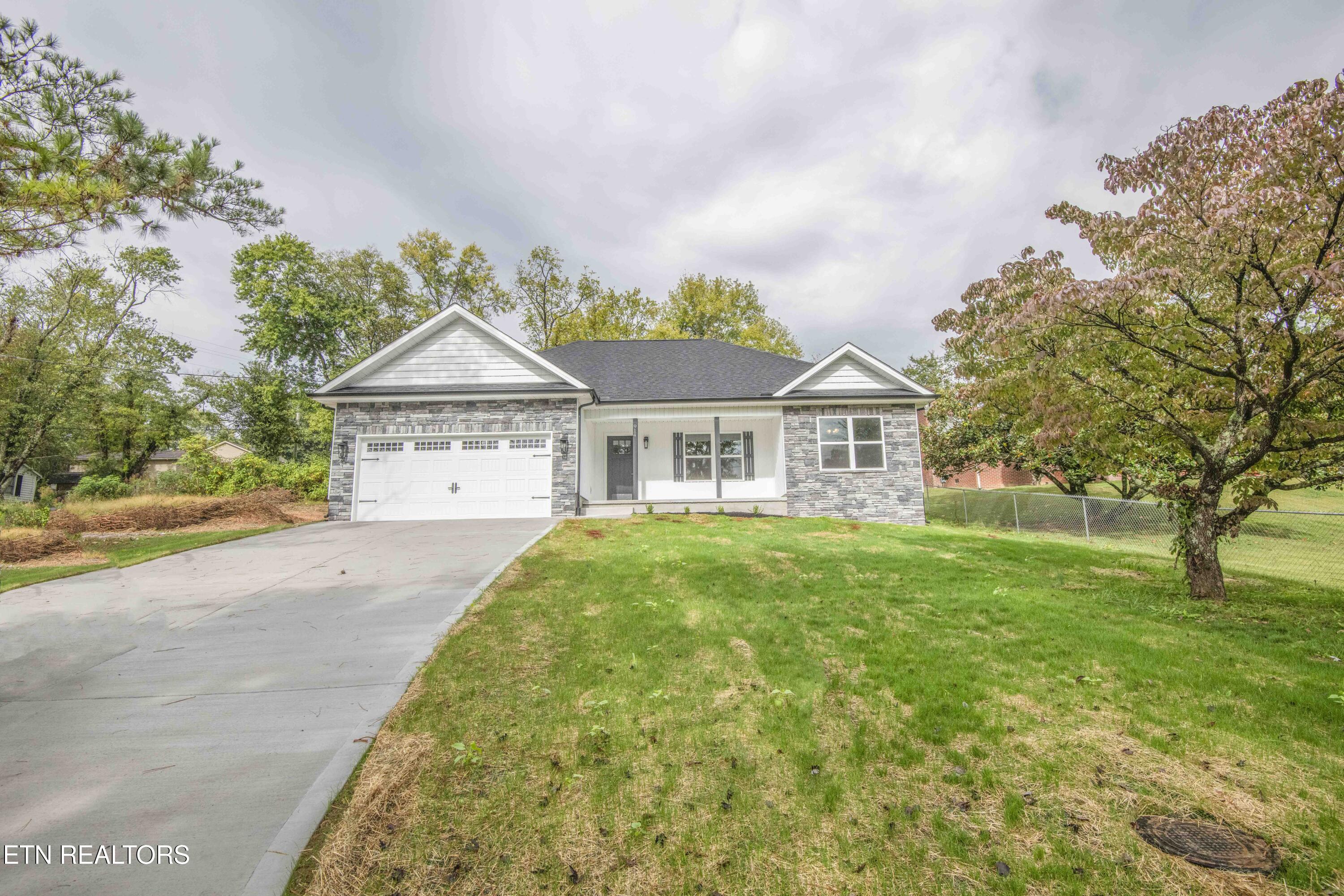 914 McAdoo Street Clinton, TN 37716 - Photo 2 of 42 2_1