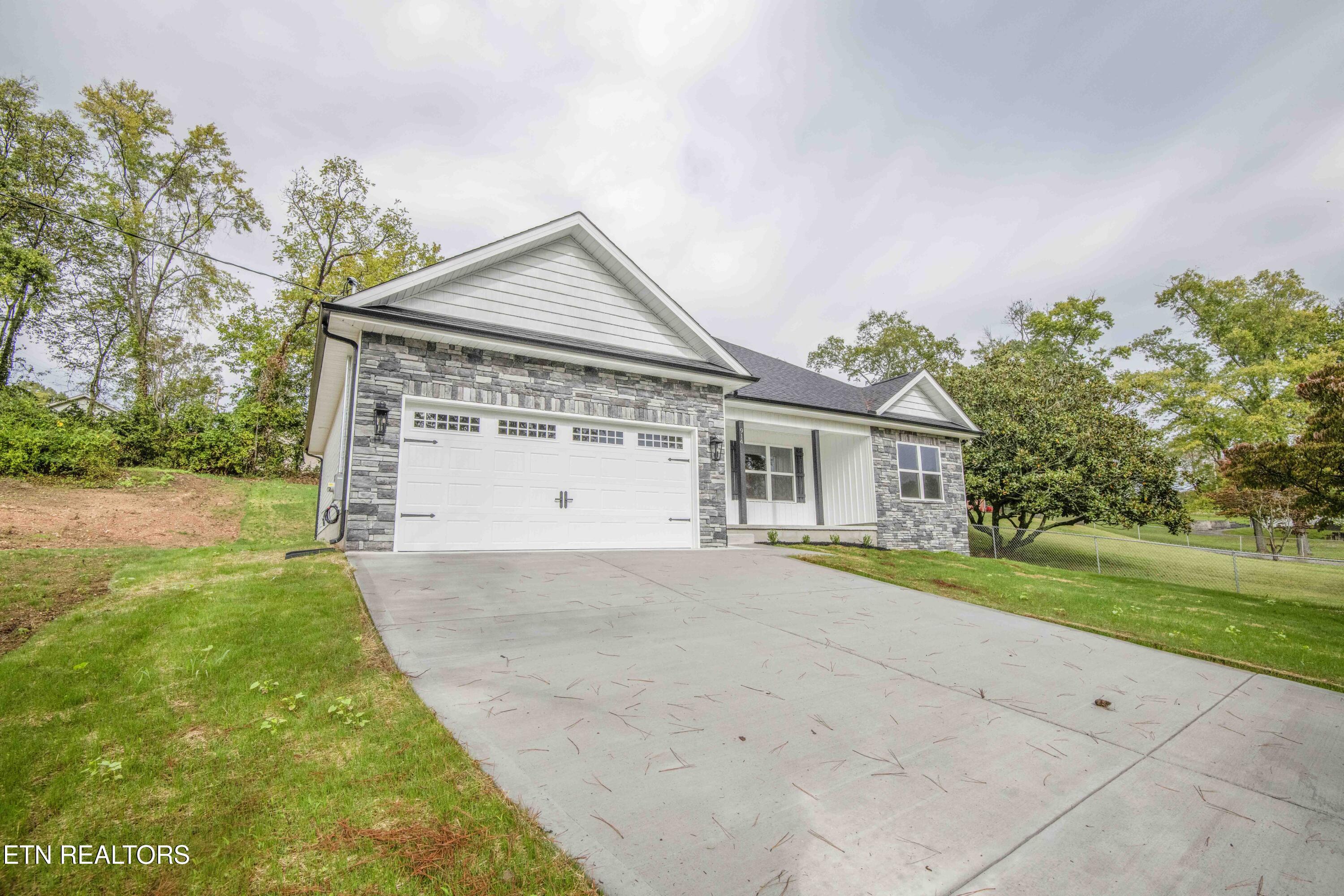 914 McAdoo Street Clinton, TN 37716 - Photo 3 of 42 3_1