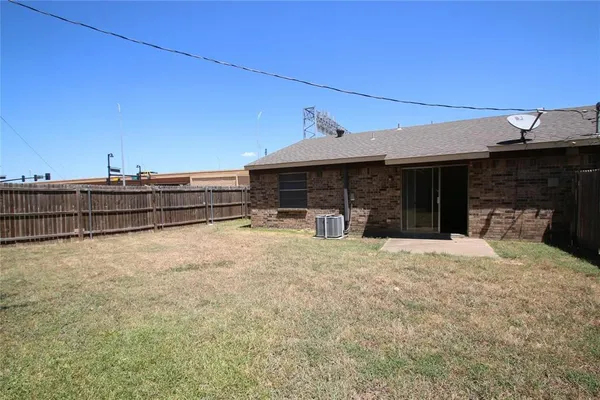 $1,650 | 7204 Northeast Loop 820, North Richland Hills, TX 76180