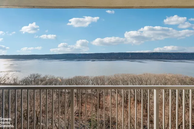 a closeup view of a lake