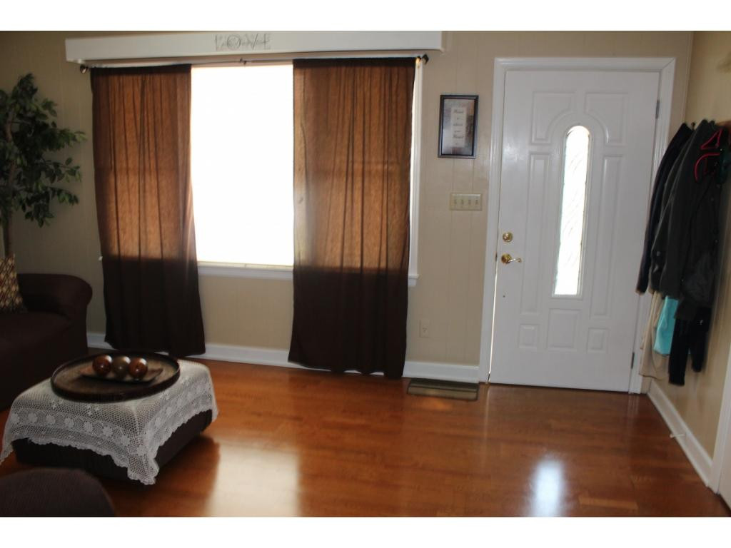 121 Rippling Run Road Kingsport, TN 37663 - Photo 4 of 28 Living Room